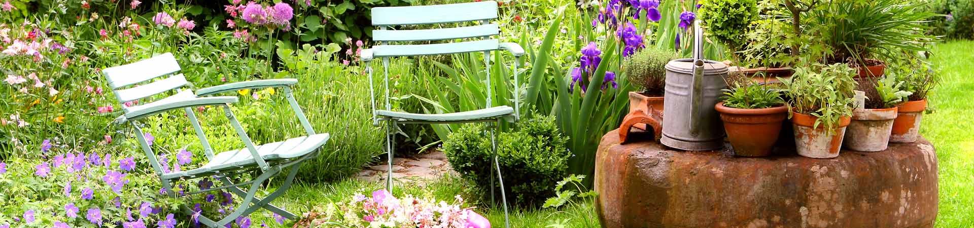 Gartenstühle in einem schönen Garten