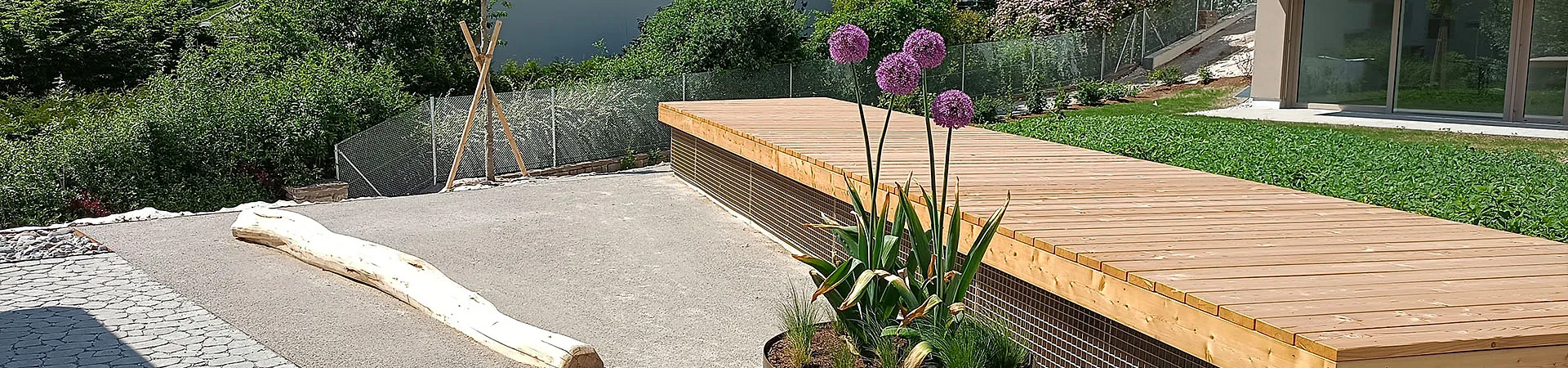 Gartenbank in einem schönen Garten